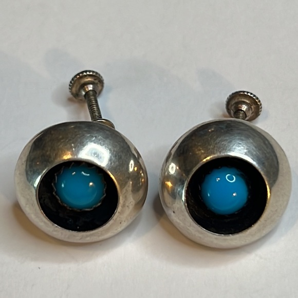 Vintage Southwestern Signed D B Sterling Silver & Turquoise Screw-back Earrings - Picture 2 of 8